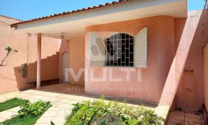 Casa com 3 quartos para alugar na Cidade Jardim, Uberlândia  por R$ 3.600