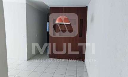 Apartamento com 3 quartos para alugar no Tabajaras, Uberlândia  por R$ 2.000
