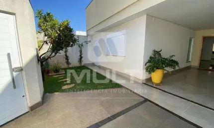 Casa com 3 quartos para alugar no Jardim Karaíba, Uberlândia 