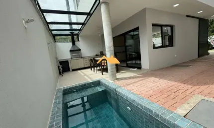 Casa de alto padrão em condomínio exclusivo de Maresias, São Sebastião-SP: 3 quartos, 3 suítes, 2 salas, 3 banheiros, 3 vagas, 120m².