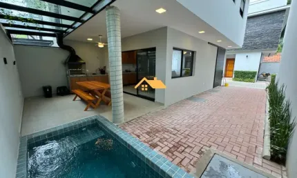 Casa em Condomínio de Alto Padrão em Maresias - 3 Quartos, 3 Suítes, 2 Salas, 3 Banheiros - São Sebastião-SP