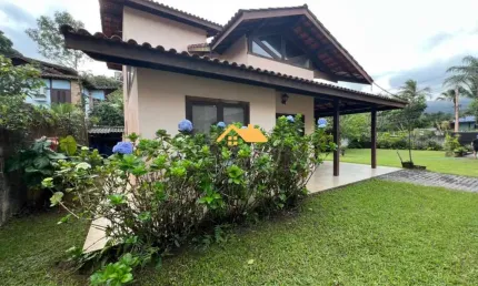 Linda casa à venda em São Sebastião-SP, no bairro Baleia, com 3 quartos, 2 suítes, 2 salas, 3 banheiros, 6 vagas de garagem e 170m² de área!