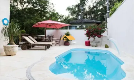 Casa em Condomínio Exclusivo em Guaecá, São Sebastião-SP: 5 quartos, 3 suítes, 3 salas, 4 banheiros, 2 vagas, 370m².