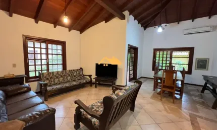 casa terrea em Camburi, São Sebastião-SP. 3 quartos, 3 suítes, 2 salas, 3 banheiros, 3 vagas, 141m².