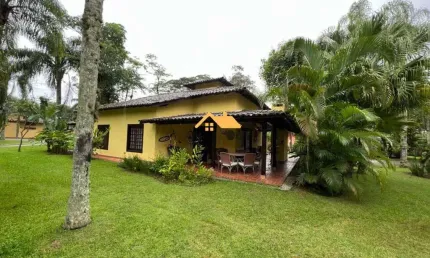 Casa térrea a venda, São Sebastião-SP: 4 quartos, 4 suítes, 2 salas, 4 banheiros, 3 vagas, 141m². Quadra de tênis, academia e a 350m da praia!