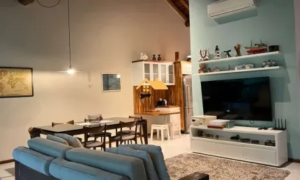 Casa em Condomínio à Venda em Maresias, São Sebastião-SP: 3 Quartos, 1 Suíte, 2 Salas, 2 Banheiros, 2 Vagas, 110m².