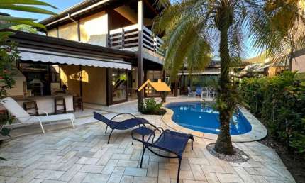 Casa de luxo em condomínio na Barra do Una, São Sebastião-SP: 4 suítes, 2 salas, 5 banheiros, 3 vagas, 280m²!