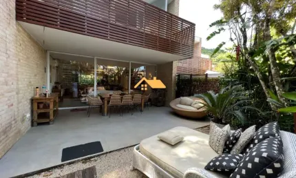 Imóvel em Condomínio à Venda em Maresias - São Sebastião-SP: 4 Quartos, 2 Suítes, 3 Salas, 4 Banheiros, 3 Vagas, 220m².
