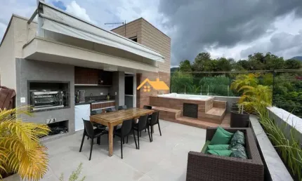 Casa à 50 metros da praia na avenida mãe bernarda:  4 quartos, 4 suítes, 2 salas, 5 banheiros, 2 vagas, 230m²