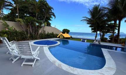 SOBRADO FRENTE AO MAR COM PISCINA E SAUNA- 5 quartos, 5 suítes, 3 salas, 5 banheiros, 3 vagas de garagem - 300m² - Locação Temporada ou Anual.
