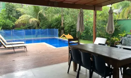 FRENTE AO MAR-Temporada em condomínio exclusivo em Maresias, São Sebastião-SP: 4 quartos, 4 suítes, 3 salas, 5 banheiros, 4 vagas, 300m².