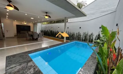 Casa para Locação  anual em Camburizinho, São Sebastião-SP: 4 Quartos, 4 Suítes, 2 Salas, 4 Banheiros e 3 Vagas de Garagem!
