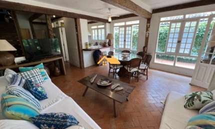 FRENTE AO MAR- Casa condomínio à venda em Camburizinho, São Sebastião-SP: 5 quartos, 3 suítes, 2 salas, 5 banheiros, 3 vagas de garagem e 230m².