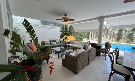 Casa de Luxo em Condomínio na Baleia - São Sebastião-SP: 5 Quartos, 5 Suítes, 3 Salas, 5 Banheiros, 3 Vagas, 350m². Confira!