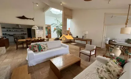 Casa em condomínio à venda em São Sebastião-SP - 5 quartos, 5 suítes, 3 salas, 5 banheiros, 2 vagas, 300m².