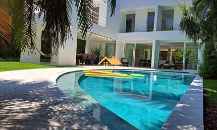 Casa em Condomínio em Toque-toque Pequeno, São Sebastião-SP: 3 Quartos, 3 Suítes, 2 Salas, 3 Banheiros, 2 Vagas - 180m².