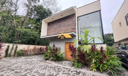 Casa de Alto Padrão em Condomínio para Locação em Boiçucanga, São Sebastião-SP: 3 Quartos, 3 Suítes, 2 Salas, 3 Banheiros, 2 Vagas, 120m²!