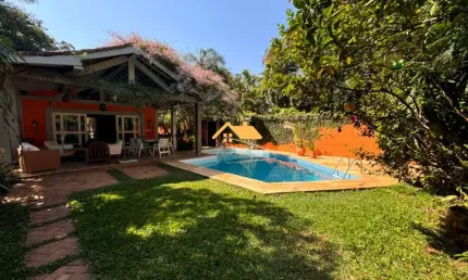 Belíssima casa à venda em São Sebastião-SP, Barra do Sahy: 3 quartos, 2 suítes, 2 salas, 4 banheiros, 2 vagas, 250m².