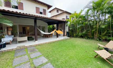 Casa de alto padrão em condomínio na Baleia, São Sebastião-SP: 3 quartos, 3 suítes, 2 salas, 4 banheiros, 3 vagas, 160m². Aluguel!