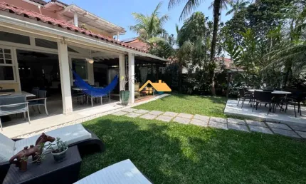 Luxuosa Casa em Condomínio à Venda em Juquehy, São Sebastião-SP: 4 Quartos, 4 Suítes, 3 Salas, 4 Banheiros, 2 Vagas, 305m².