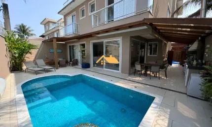 Casa de Luxo em Condomínio Exclusivo em Juquehy, São Sebastião-SP: 5 Quartos, 5 Suítes, 3 Salas, 5 Banheiros, 2 Vagas de Garagem, 300m².