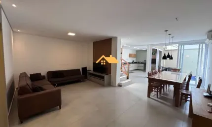 Sobrado em condomínio, 4 quartos, 4 suítes, 3 salas, 5 banheiros, 2 vagas, 200m².