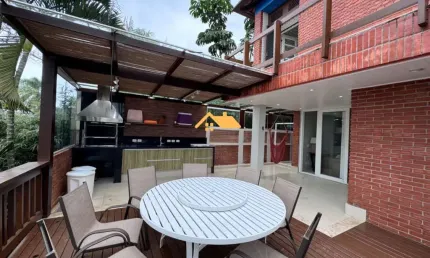 Casa em Condomínio à Venda em Juquehy, São Sebastião-SP! 3 quartos, 1 suíte, 2 salas, 2 vagas de garagem, 120m² de área.