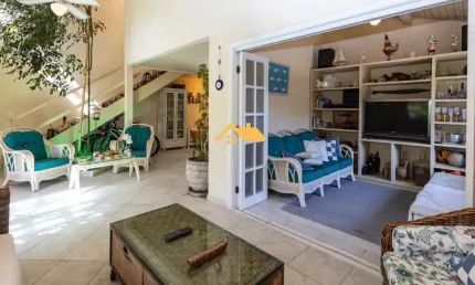 Casa em Condomínio  em Maresias - São Sebastião-SP  3 quartos, 2 suítes, 2 salas, 3 banheiros, 3 vagas  140m².