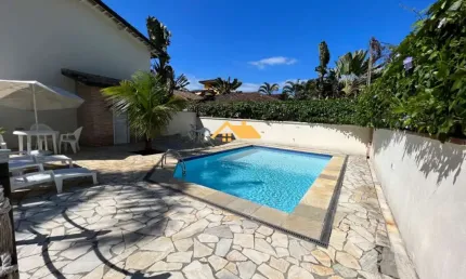 Linda casa em condomínio à venda em Juquehy, São Sebastião-SP! 2 quartos, 2 salas, 2 banheiros, 2 vagas de garagem.