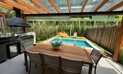 Casa de luxo em condomínio: 4 quartos, 4 suítes, 3 salas, 5 banheiros, 2 vagas em juquehy, são sebastião-sp - 220m². venha conhecer!