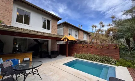 Casa com piscina em condomínio à venda em Praia de Pauba-São Sebastião-SP, com 4 quartos, 4 suítes e 156m² de área, no bairro Paúba. Aproveite!