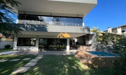 Casa de luxo em condomínio: residência de 5 quartos e 5 suítes no bairro Guaecá, São Sebastião-SP, com 360m² e 6 vagas de garagem.