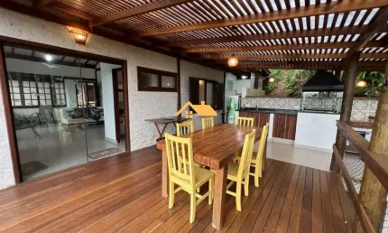 Casa com vista em condomínio  em Juquehy, São Sebastião-SP: 2 quartos, 2 suítes, 2 salas, 2 banheiros, 1 vaga, 110m².