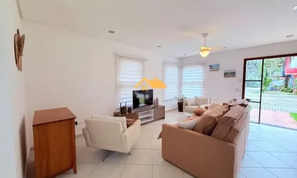 Sobrado em Condomínio à venda em Juquehy, São Sebastião-SP com 3 quartos, 3 suítes e 136m² de área.