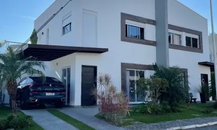 Excelente oportunidade em condomínio fechado em sobrado com 3/4 sendo uma suíte bairro da Barra em Balneário Camboriú