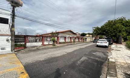 Casa plana em ótima localização ideal para restaurantes ou prédio residencial .
