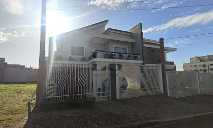 Sobrado para Venda em Guarapuava, Dos Estados, 4 dormitórios, 1 suíte, 4 banheiros, 2 vagas