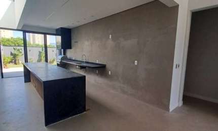 Linda casa TÉRREA no Condomínio REAL PARK térrea para venda possui 166 m² com 3 suítes LOTE PLANO