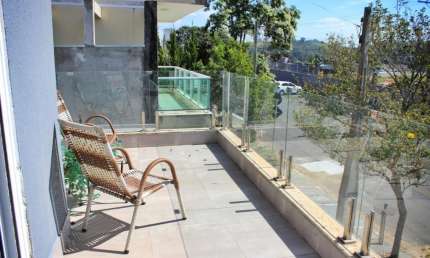 Casa no condomínio PARQUE DAS FIGUEIRAS sobrado para venda possui 155 m² com 3 suítes PISCINA