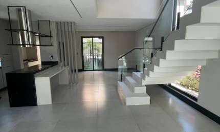 ÓTIMO Sobrado no Condomínio Bella Cittá Fazenda Rodeio para venda com 229 m² com 3 suítes PISCINA
