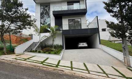 MARAVILHOSO sobrado no Condomínio MOSAICO DA SERRA 324 m² com 4 suítes espaço gourmet e piscina