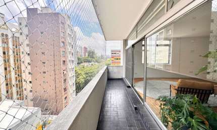 Impecável apartamento à venda em Higienópolis, São Paulo-SP: 3 quartos, 1 suíte, 2 salas, 3 banheiros, 2 vagas de garagem, 260m².
