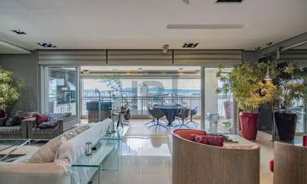 Apartamento de 206m² com 4 Dormitórios, sendo 3 Suítes, e 3 Vagas na rua Fábia, Vila Romana