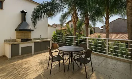 Casa Geminada Triplex em Condomínio na Vila Ipojuca