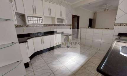 Casa com 3 quartos para alugar na Avenida Antônio Pavan, Icaray, Araçatuba