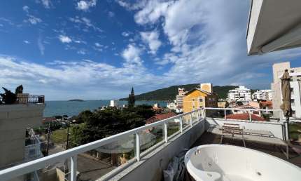 Cobertura mobiliada vista mar e a poucos metros da praia