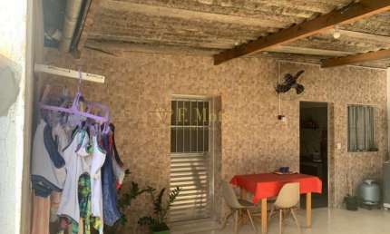 BELÍSSIMO IMÓVEL COM TRÊS CASAS E 1 SALÃO COMERCIAL.