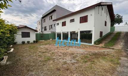 CASA COMERCIAL COM 200m² PARA LOCAÇÃO POR R$6.500,00 NO CENTRO - ATIBAIA/SP.