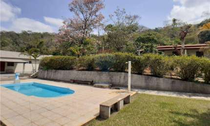 Excelente casa/chácara com duas casas, piscina, muito espaço verde, linda vista e que permite financiamento