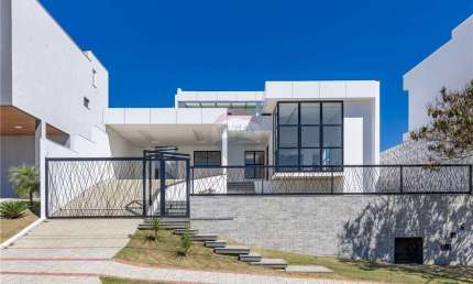 Casa de alto padrão com 4 suítes e piscina, no Residencial Alvim